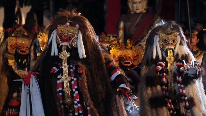 Semarak Pesta Kesenian Bali Seniman tampil pada pawai Pesta Kesenian Bali (PKB) ke-46 di Denpasar, Bali, Sabtu (15/6/2024). Kegiatan yang digelar pada 15 Juni hingga 13 Juli 2024 tersebut mengangkat tema Jana Kerthi Paramaguna Wikrama atau harkat martabat manusia unggul dengan melibatkan 13.515 seniman dari 275 kelompok seni. ANTARA FOTO/Nyoman Hendra Wibowo/aww.