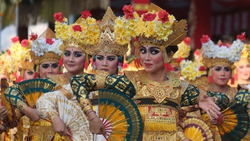 Seniman tampil pada pawai Pesta Kesenian Bali (PKB) ke-46 di Denpasar, Bali, Sabtu (15/6/2024). Kegiatan yang digelar pada 15 Juni hingga 13 Juli 2024 tersebut mengangkat tema Jana Kerthi Paramaguna Wikrama atau harkat martabat manusia unggul dengan melibatkan 13.515 seniman dari 275 kelompok seni. ANTARA FOTO/Nyoman Hendra Wibowo/aww.
