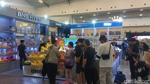 Pengunjung Indonesia Anime Con 2024 tampak memenuhi booth BNS HYPE. Siapkan uang buat beli barang kesayangan kamu. Foto: Ahsan Nurrijal/ detikHOT
