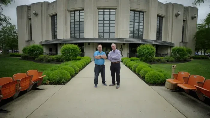 Stadium Lofts & Flats/Michael Potter via CNBC Make It Michael Cox dan John Watson di depan Stadium Lofts & Flats.
