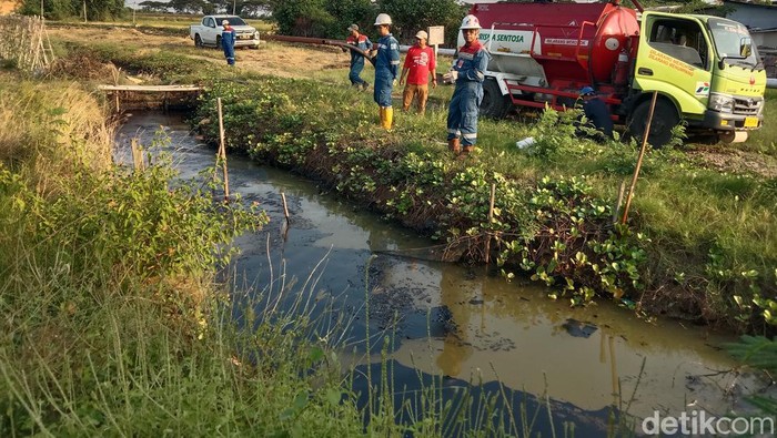 Sungai Indramayu tercemar tumpahan minyak.