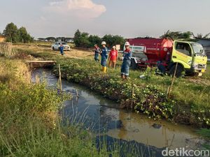 Cairan Hitam yang Cemari Sungai di Indramayu Mulai Dibersihkan