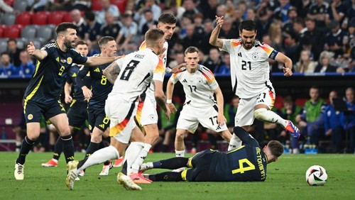 Soccer Football - Euro 2024 - Group A - Germany v Scotland - Munich Football Arena, Munich, Germany - June 14, 2024 Scotlands Scott McTominay in action with Germanys Ilkay Gundogan, Kai Havertz and Toni Kroos as Scotlands Grant Hanley reacts REUTERS/Angelika Warmuth