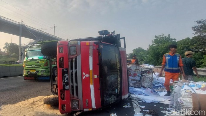 Truk terguling di Cimahi.