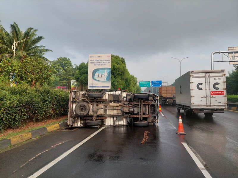 Truk terguling di Tol JORR daerah Pasar Minggu-Fatmawati, Jaksel, 15 Juni 2024. (Sumber: Akun X TMC Polda Metro Jaya)