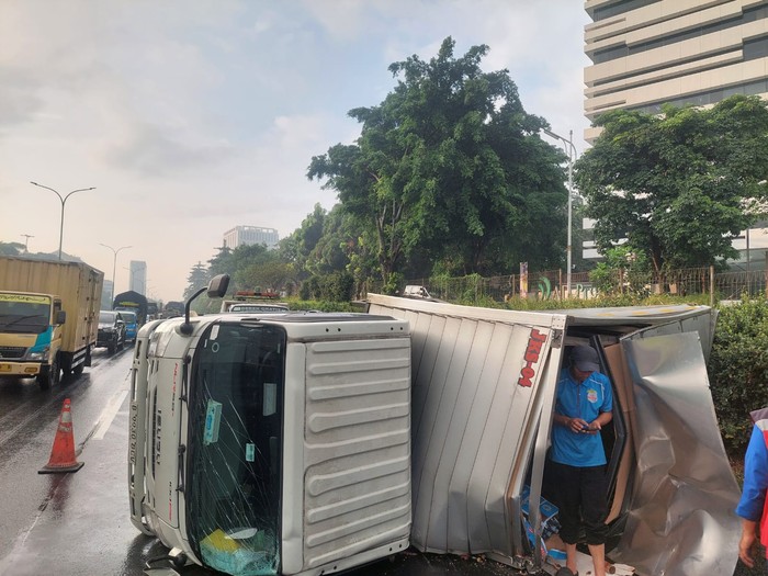 Kecelakaan Tragis: Truk Terguling di Ruas Tol JORR, Timbulkan Kemacetan Parah