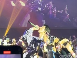 B.I Sukses Bakar Semangat Penggemar di Konser Hype Up