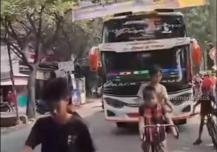 Viral bocah terlindas bus.