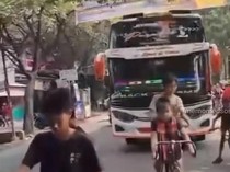 Detik-detik Bocah Terlindas Bus saat Ikut Iring-iringan Telolet di Tangerang