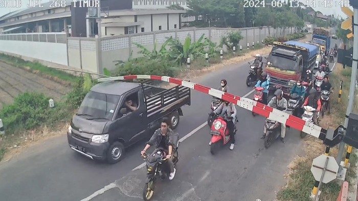 Viral Pikap tabrak palang pintu hingga patah