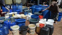 Ember milik warga yang disusun untuk menampung air bersih. (Foto: ANTARA FOTO/Ampelsa)