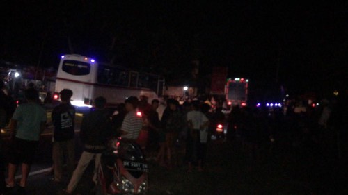 Warga mencari keberadaan AF, pria yang diduga membunuh seorang nenek di Jemrana, Bali, Jumat (14/6/2024).