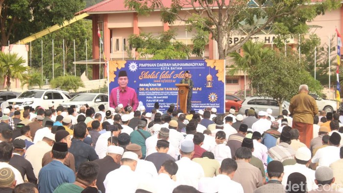 Warga Muhammadiyah Kota Batam menggelar salat Idul Adha di parkiran Temenggung Abdul Jamal pada tahun 2023 lalu. (Alamudin Hamapu/detikSumut)