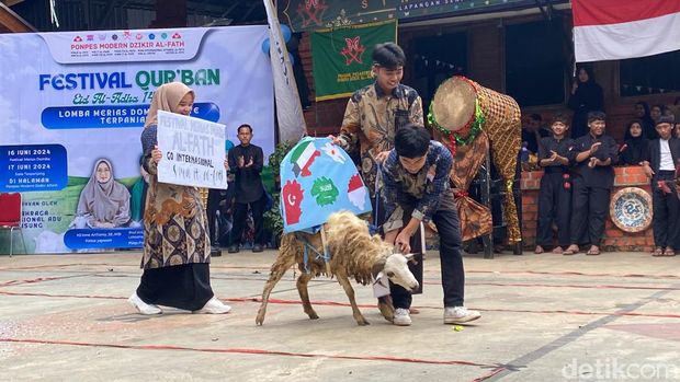 Aksi teatrikal di Pondok Pesantren Dzikir Al-Fath, Kota Sukabumi, Minggu (16/6/2024).