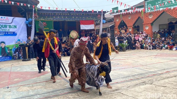 Aksi teatrikal di Pondok Pesantren Dzikir Al-Fath, Kota Sukabumi, Minggu (16/6/2024).