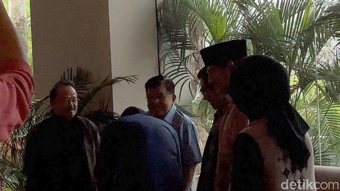 Anies, Sandiaga, dan JK di gala premiere film Lafran (Dwi Rahmawati/detikcom)