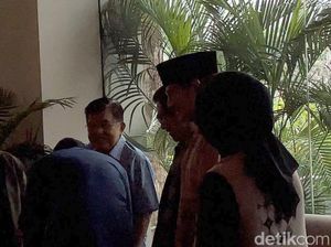 Anies Salim JK di Gala Premiere di Jaksel, Ketawa Bareng Sandiaga