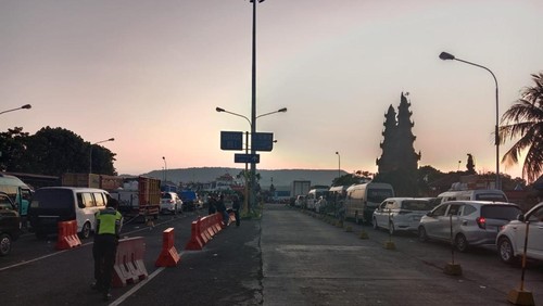 Antrean kendaraan menuju Pelabuhan Gilimanuk mengular di Jalan Denpasar-Gilimanuk, Jembrana, Bali, Minggu (16/6/2024). (Foto: Istimewa)