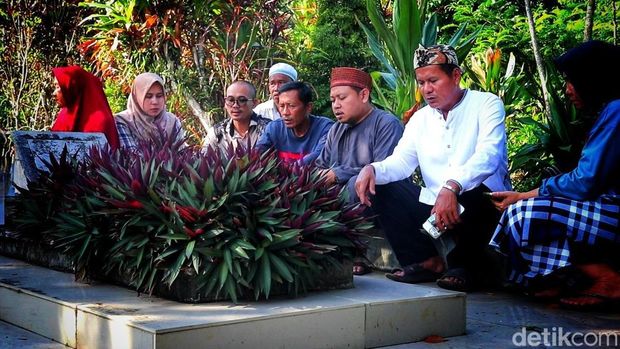 Baban Saepudin, cucu sekaligus pewaris keahlian Mak Erot di Cisolok, Sukabumi.