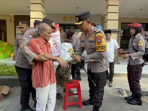 Polisi Bagikan 1.000 Paket Sembako ke Warga dan Disabilitas Kota Kediri