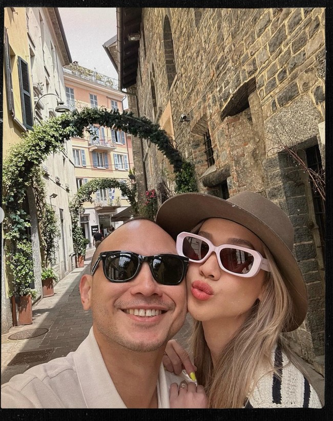 Bisa berlibur dan menghabiskan waktu bersama keduanya terlihat begitu bahagia. Dalam foto juga terlihat keduanya yang kompak mengenakan kaca mata hitam. Foto: Instagram/@itsmebcl