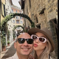 Bisa berlibur dan menghabiskan waktu bersama keduanya terlihat begitu bahagia. Dalam foto juga terlihat keduanya yang kompak mengenakan kaca mata hitam. Foto: Instagram/@itsmebcl