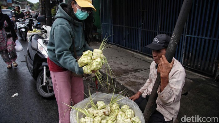 Sejumlah warga membeli kulit ketupat di pinggir jalan Sukapura, Cilincing, Jakarta Utara, Minggu (16/6/2024).