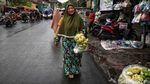 Berburu Kulit Ketupat Jelang Idul Adha