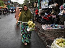 Berburu Kulit Ketupat Jelang Idul Adha
