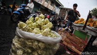 Kulit ketupat mulai diburu pembeli yang merayakan Idul Adha.