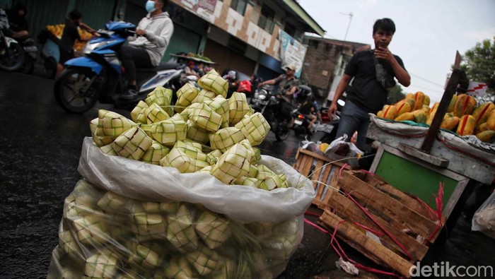 Sejumlah warga membeli kulit ketupat di pinggir jalan Sukapura, Cilincing, Jakarta Utara, Minggu (16/6/2024).