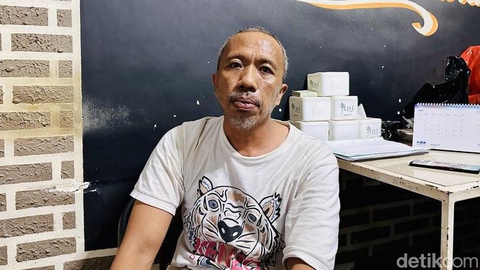 Pria bernama Abdul Samad (44) di Kabupaten Bone, Sulawesi Selatan (Sulsel), mengaku ditipu oleh Ketua Barisan Republik, Febryan Aditya alias Herman.