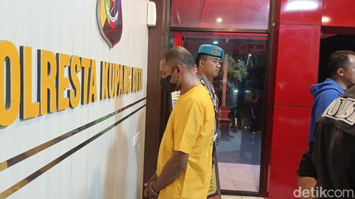 Bonzard Bolever Boling, pelaku penikaman saat nobar Euro 2024 di Kota Kupang, NTT, dihadirkan dalam konferensi pers di Mapolresta Kupang Kota, Minggu (16/6/2024) malam. (Yufengki Bria/detikBali)