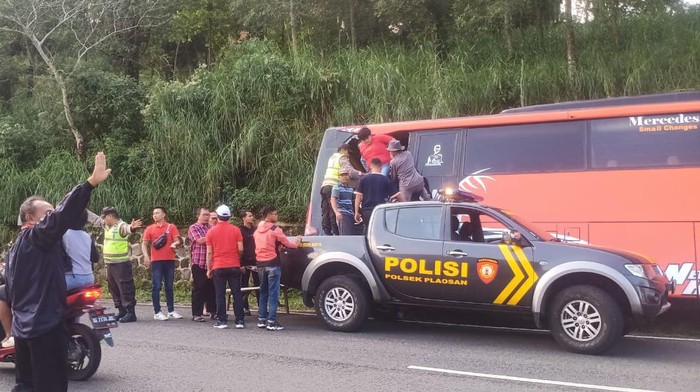 Bus tabrak tebing di Magetan
