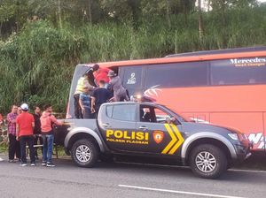 Bus Wisata Asal Sleman Rem Blong Tabrak Tebing Sarangan