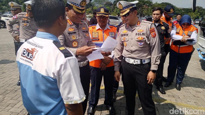 Ditlantas Polda Jabar mengecek kendaraan bus di Obwis Jans Park, Jatinangor, Sumedang, Minggu (16/6/2024).