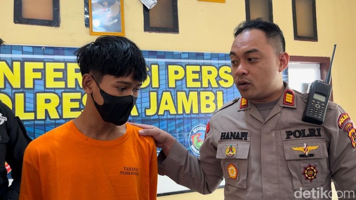 Doni Revano (19) diamankan polisi usai membunuh wanita teman kencannya yang dipesan melalui aplikasi