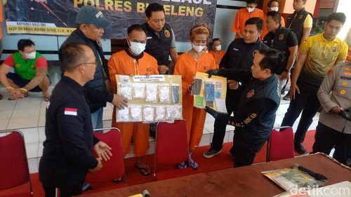 Dua pengedar narkoba, NS (63) dan MS (44), dihadirkan konferensi pers di Polres Buleleng, Minggu (16/6/2024). MS mengedarkan narkoba dengan menyamar memakai kebaya seperti mau bersembahyang. (Made Wijaya Kusuma/detikBali)