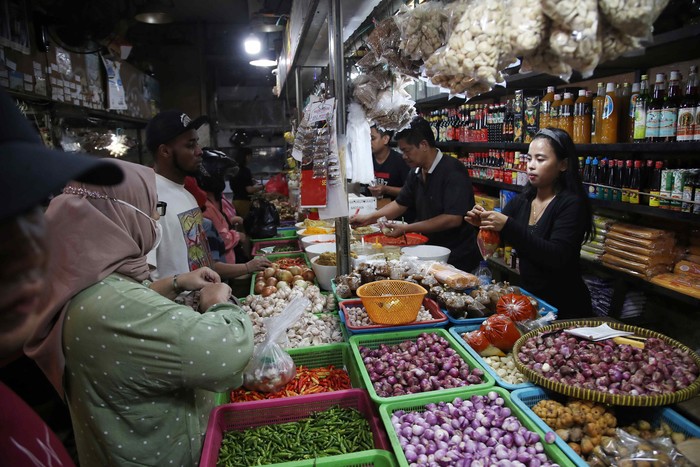 Sejumlah warga belanja kebutuhan sayuran dan bumbu dapur di Pasar Senen, Jakarta Pusat, Minggu (16/6/2024).