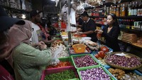 Sejumlah warga belanja kebutuhan sayuran dan bumbu dapur di Pasar Senen, Jakarta Pusat, Minggu (16/6/2024). 