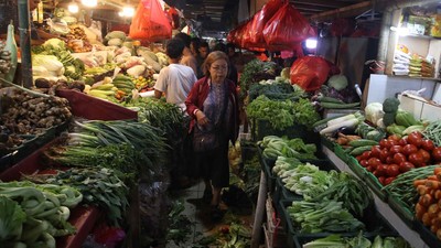 Emak-emak Berburu Bahan Dapur untuk Sambut Idul Adha