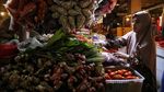 Emak-emak Berburu Bahan Dapur untuk Sambut Idul Adha