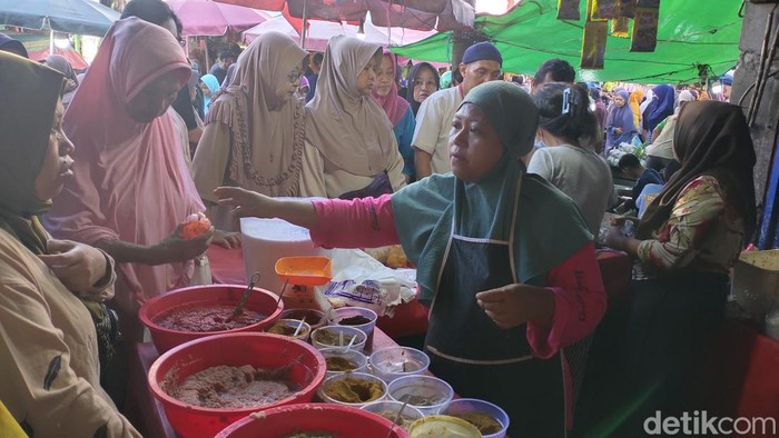 Emak-emak mulai menyerbu pasar membeli bumbu basah hingga santan