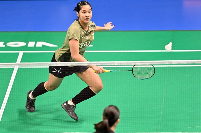 Indonesias Ester Nurumi Tri Wardoyo hits a return to Japans Aya Ohoriduring their womens singles final match at the Australia Open badminton tournament in Sydney on June 16, 2024. (Photo by Izhar KHAN / AFP) / -- IMAGE RESTRICTED TO EDITORIAL USE - STRICTLY NO COMMERCIAL USE --