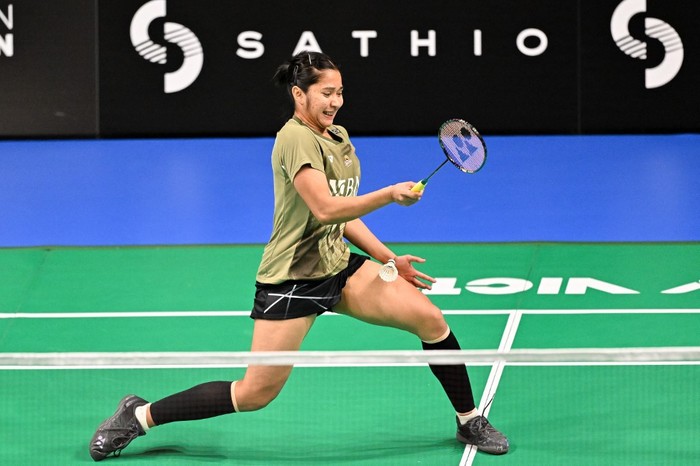 Indonesias Ester Nurumi Tri Wardoyo hits a return to Japans Aya Ohoriduring their womens singles final match at the Australia Open badminton tournament in Sydney on June 16, 2024. (Photo by Izhar KHAN / AFP) / -- IMAGE RESTRICTED TO EDITORIAL USE - STRICTLY NO COMMERCIAL USE --