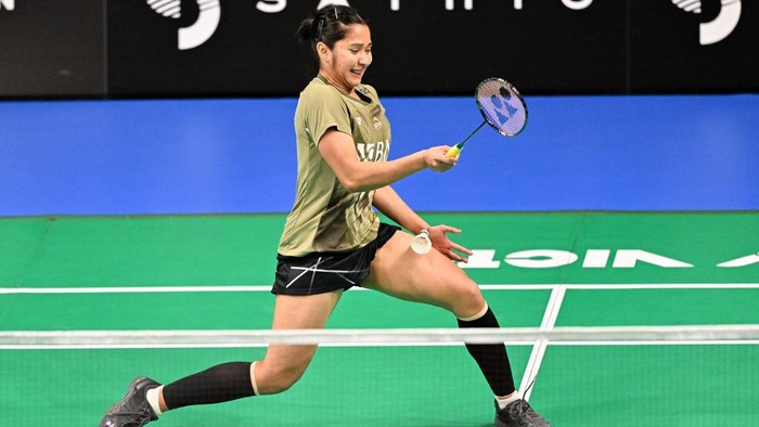 Indonesias Ester Nurumi Tri Wardoyo hits a return to Japans Aya Ohoriduring their womens singles final match at the Australia Open badminton tournament in Sydney on June 16, 2024. (Photo by Izhar KHAN / AFP) / -- IMAGE RESTRICTED TO EDITORIAL USE - STRICTLY NO COMMERCIAL USE --