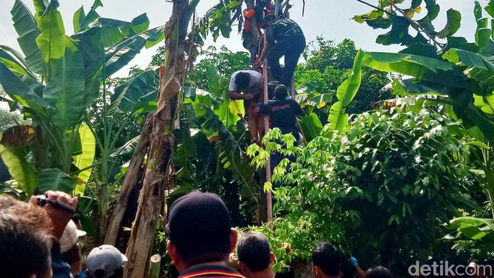 Evakuasi warga yang tewas tersetrum di Karangdowo, Klaten, Minggu (16/6/2024).