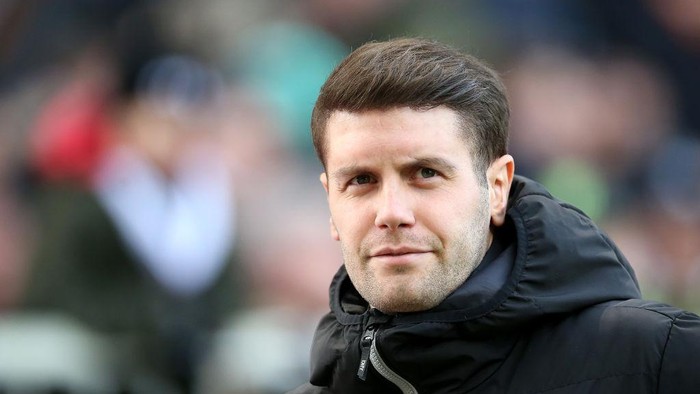 HAMBURG, GERMANY - DECEMBER 17: Fabian Hurzeler,  Manager of of FC St. Pauli looks on prior to the Second Bundesliga match between FC St. Pauli and SV Wehen Wiesbaden at Millerntor Stadium on December 17, 2023 in Hamburg, Germany. (Photo by Cathrin Mueller/Getty Images)