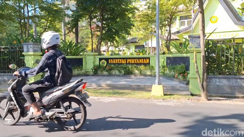 Suasana di depan Fakultas Pertanian Universitas Mataram (Unram), Minggu (16/6/2024).