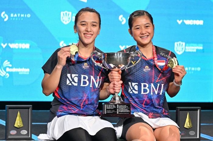 Indonesias Amallia Cahaya Pratiwi (R) and Febriana Dwipuji Kusuma pose on the podium with their trophy and medals following their victory against Malaysias Lim Chiew Sien and Lai Pei Jing in their womens doubles final match at the Australia Open badminton tournament in Sydney on June 16, 2024. (Photo by Izhar KHAN / AFP) / -- IMAGE RESTRICTED TO EDITORIAL USE - STRICTLY NO COMMERCIAL USE --